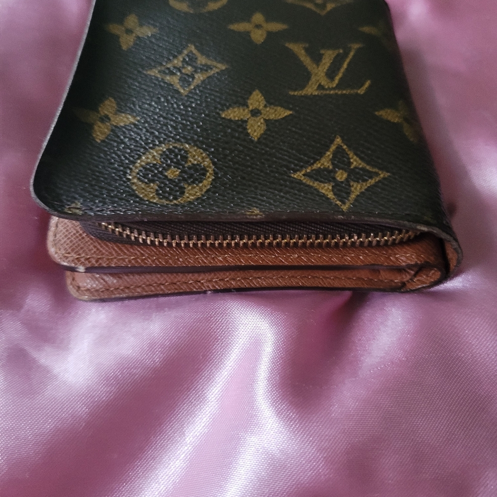 LV Wallet (AUTHENTIC) - Picture 3 of 16